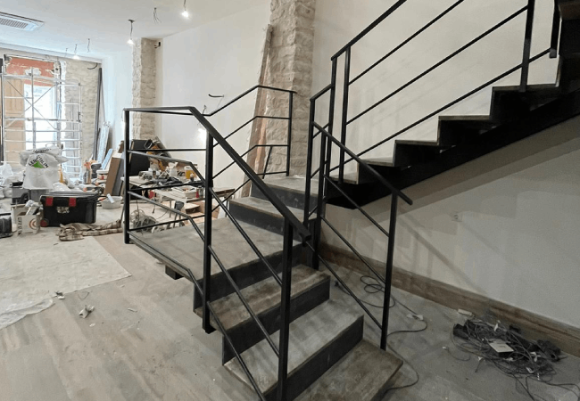 Escalera metálica en una casa en construcción